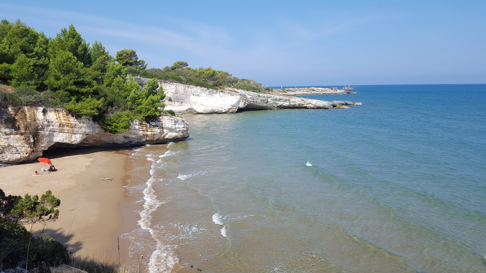 Foto van Spiaggia dei Colombi en zijn prachtige landschap