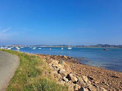 Bugélès port (Ile Bilot) à Penvénan