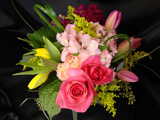 Florist «Petals-N-Glass Boutique», reviews and photos, 4474 W 8th St, Cincinnati, OH 45238, USA