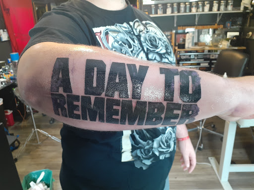 Tattoo Shop «Surreal Tattoo Studio - Kansas City Tattoo Shop», reviews and photos, 1222 W 39th St, Kansas City, MO 64111, USA