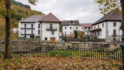 Instituto de Educación Secundaria de Ochagavía, Escuela intermedia en Ochagavía – Otsagabia,Navarra