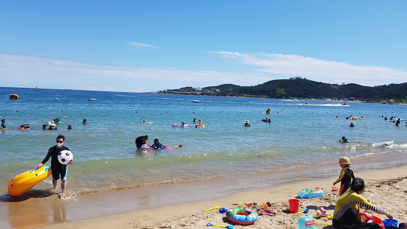 Jinha Beach'in fotoğrafı geniş plaj ile birlikte