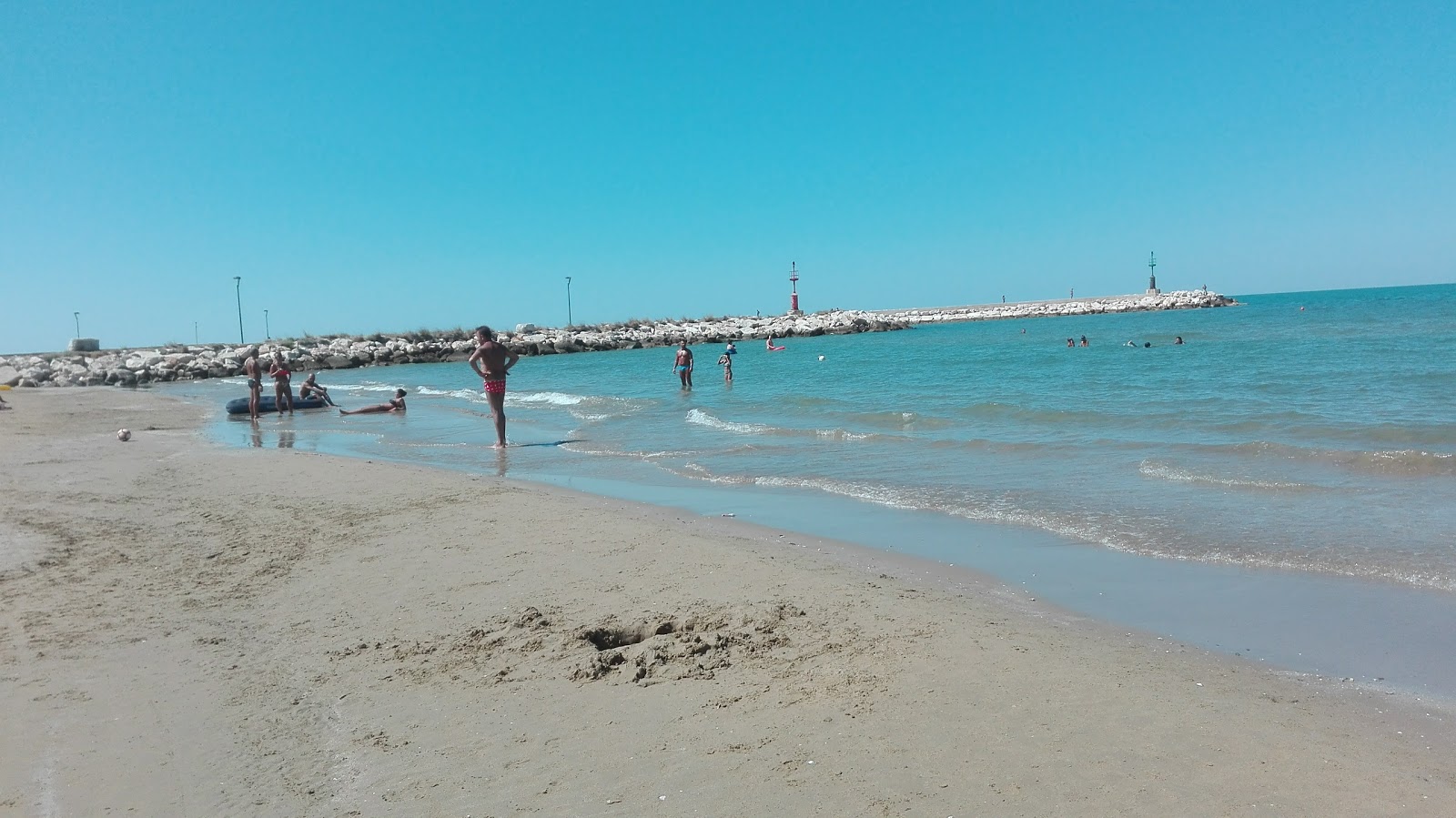 Foto van Spiaggia di Foce Varano met bruin zand oppervlakte