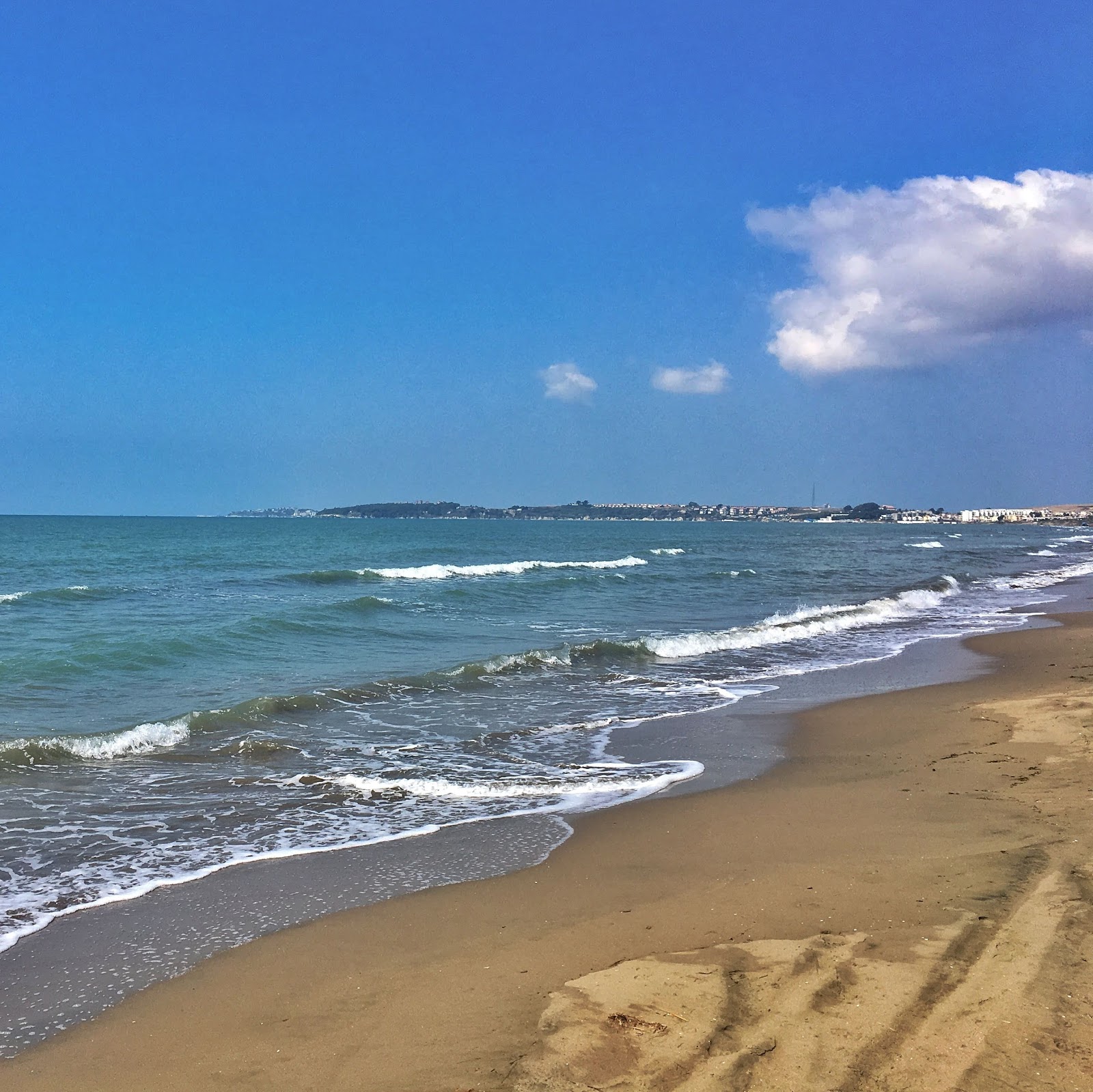 Photo de Bahce beach avec l'eau turquoise de surface