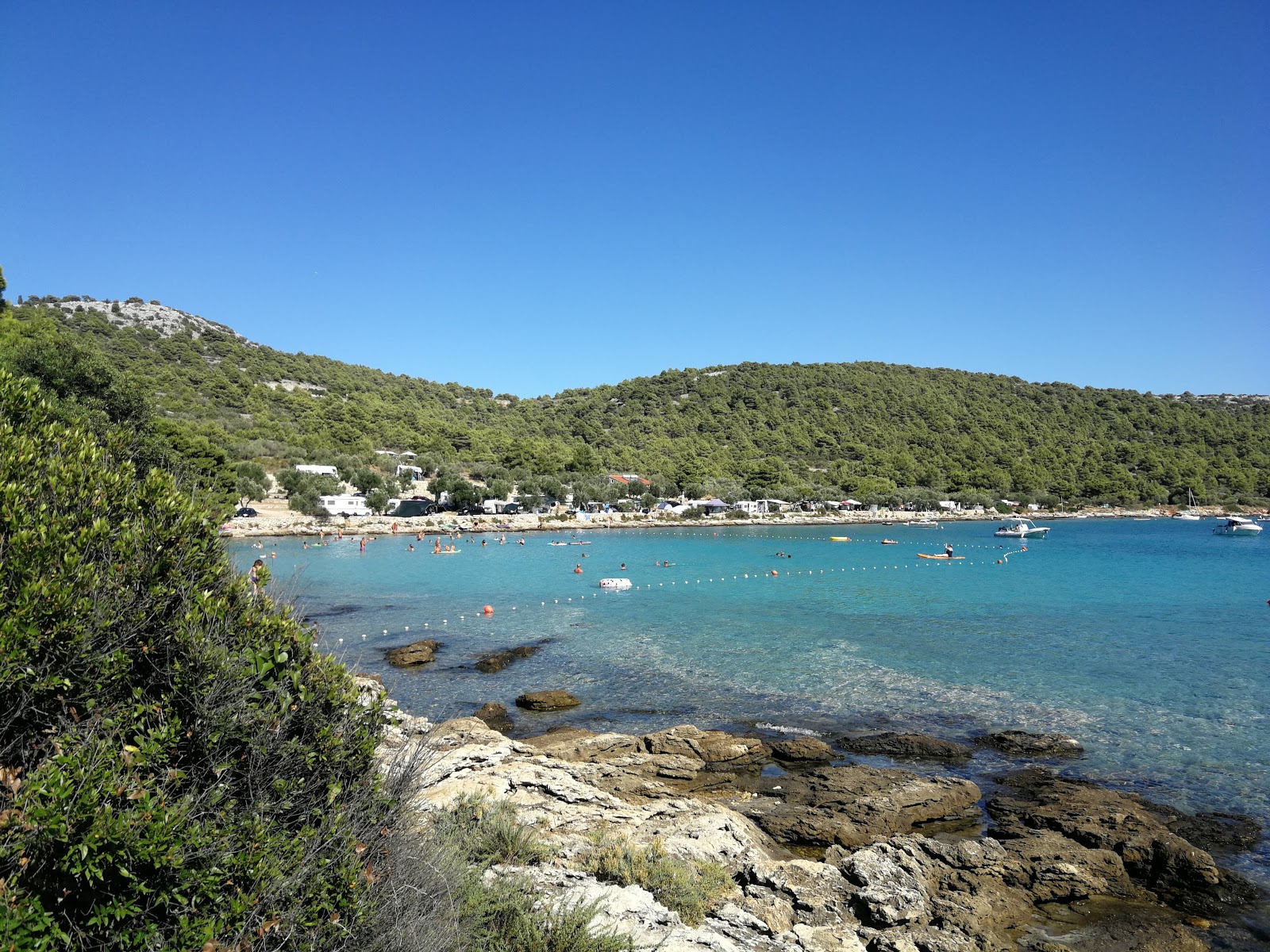 Foto von Kosirina beach mit graue kiesel Oberfläche