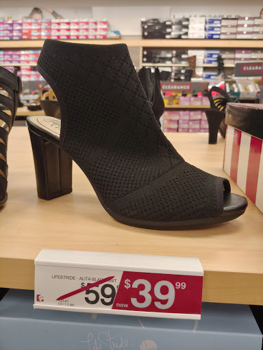 Shoe Store «Famous Footwear», reviews and photos, 1701 Niagara Falls Blvd, Amherst, NY 14228, USA