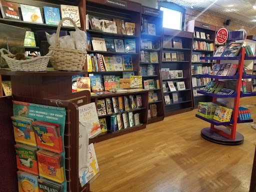 Book Store «Read Between the Lynes», reviews and photos, 111 E Van Buren St, Woodstock, IL 60098, USA