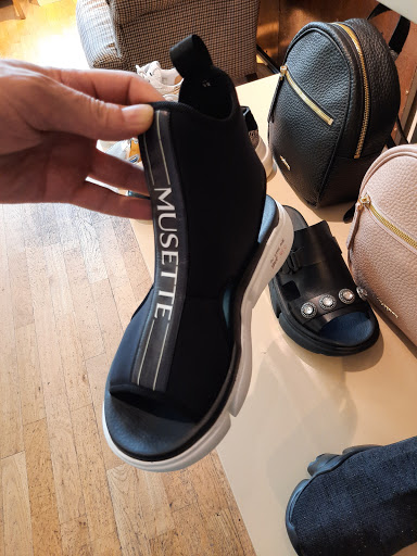 Stores to buy women's flat sandals Bucharest