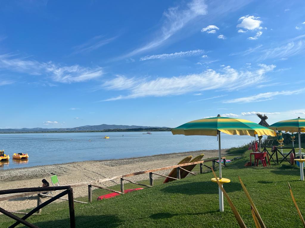 Lido del Carabiniere Beach'in fotoğrafı - rahatlamayı sevenler arasında popüler bir yer