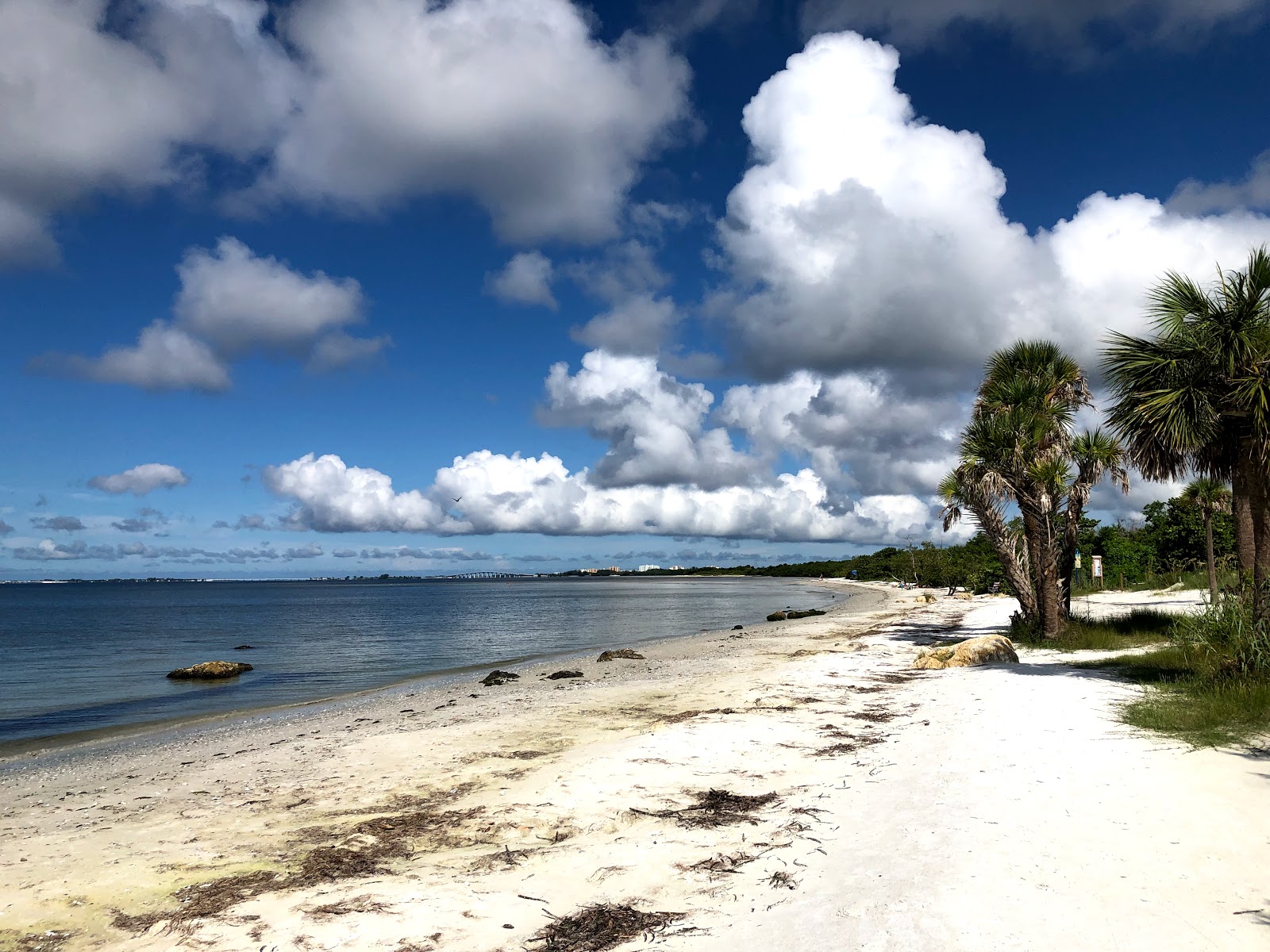 Φωτογραφία του Bunche beach με άσπρη άμμος επιφάνεια