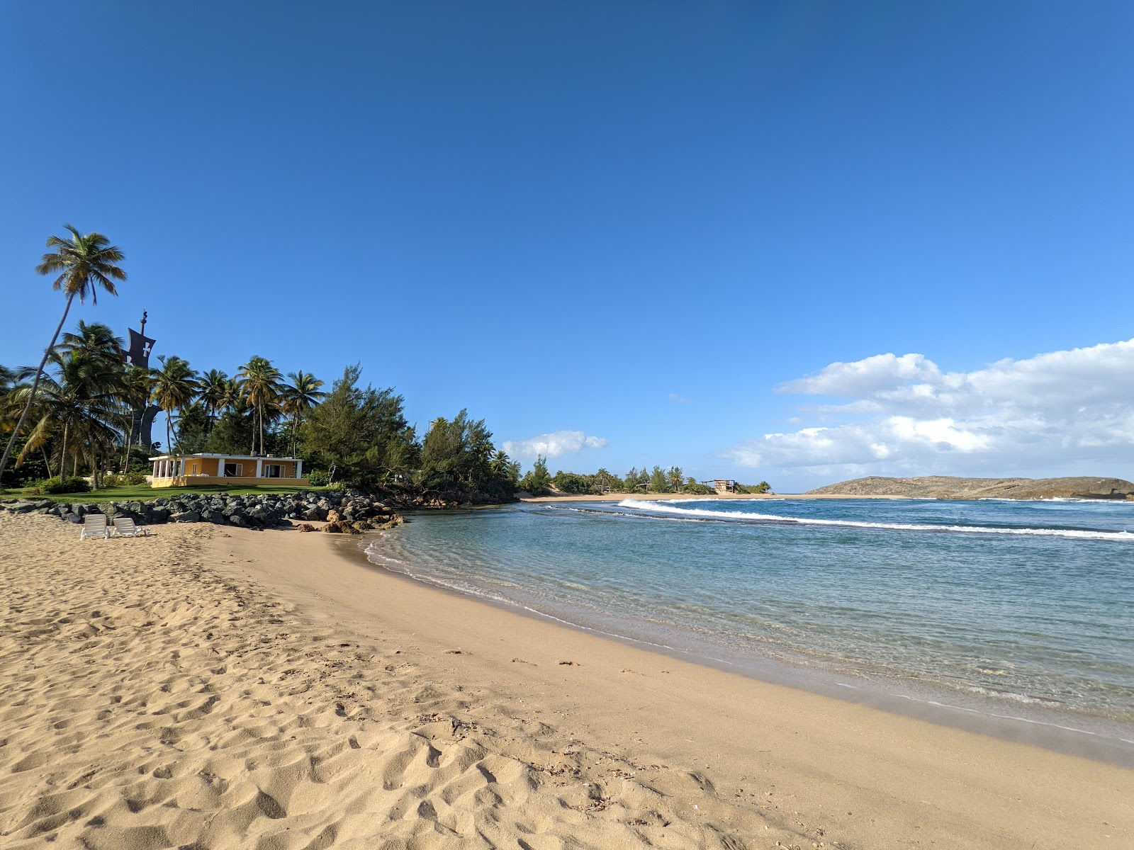 Foto di Caracoles beach con una superficie del sabbia beige