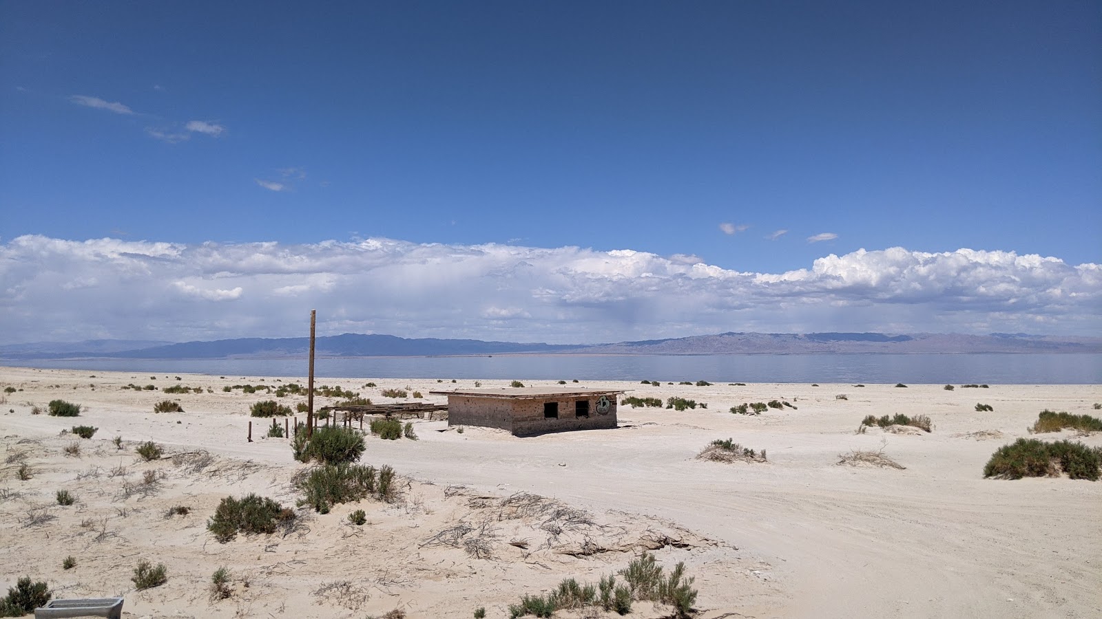 Foto af Sea View Beach med lyst sand & sten overflade