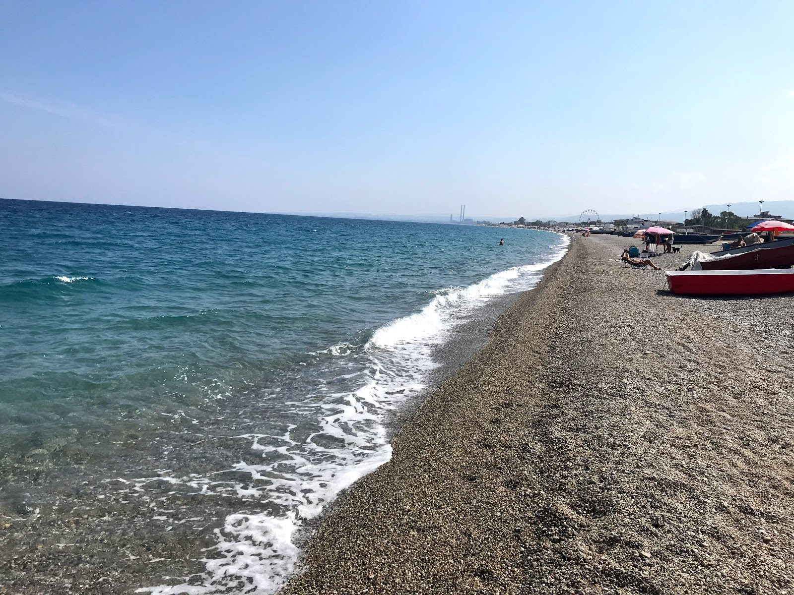 Foto de Schiavonea beach com pebble fino escuro superfície