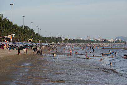 หาดบางแสน Bang Saen Beach