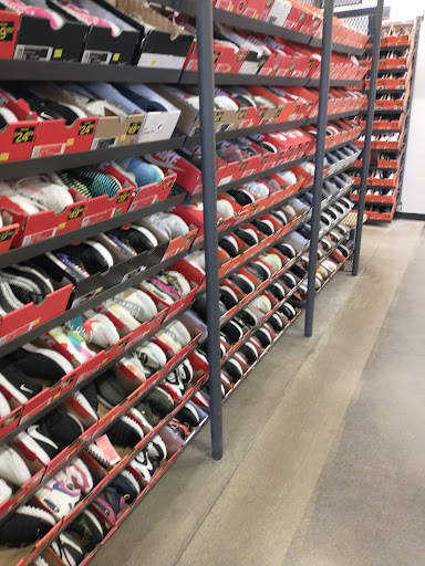 Clothing Store «Nike Factory Store», reviews and photos, 243 Tanger Dr Suite 243, Williamsburg, IA 52361, USA