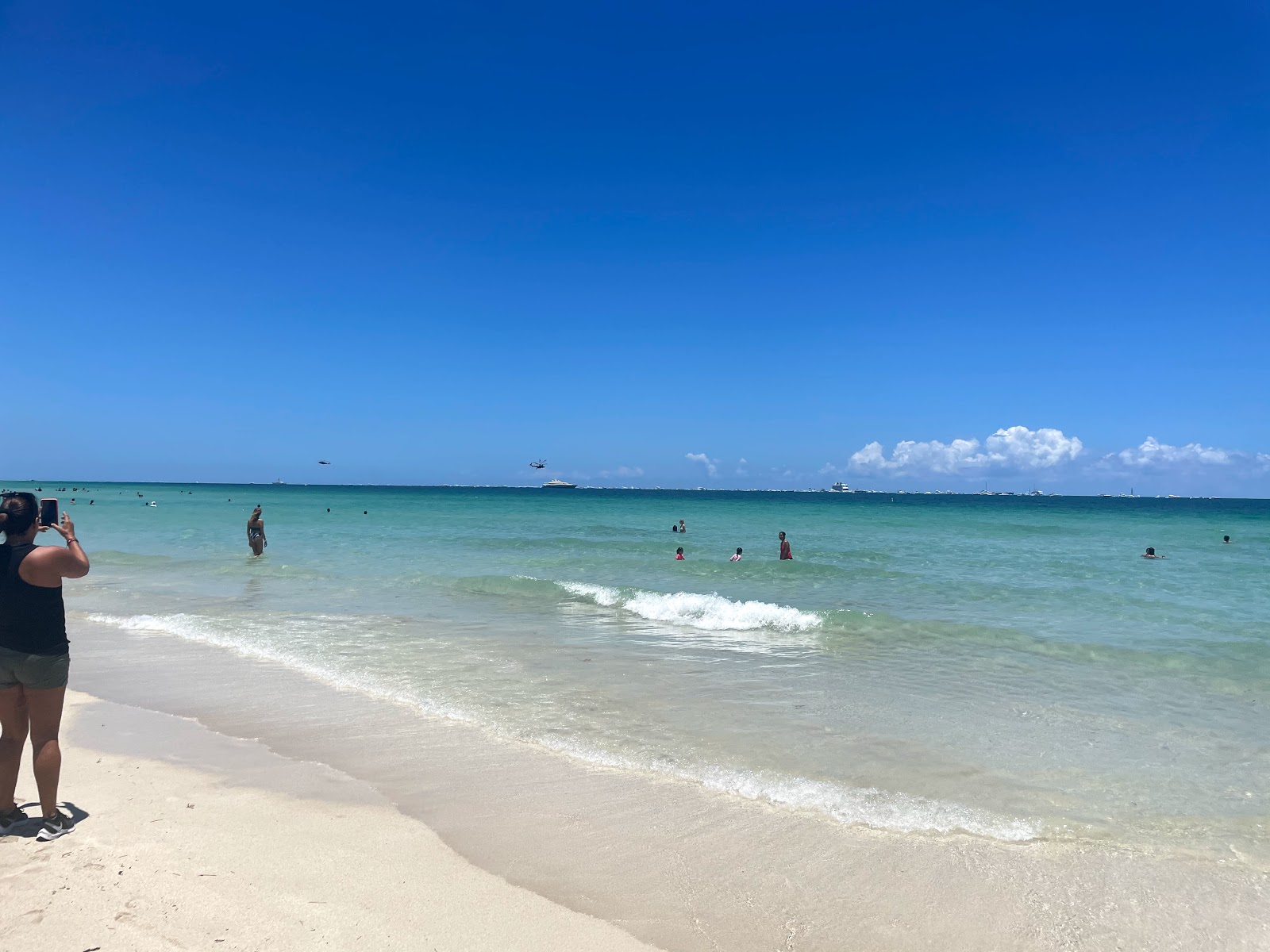 Photo de Haulover beach II avec l'eau cristalline de surface