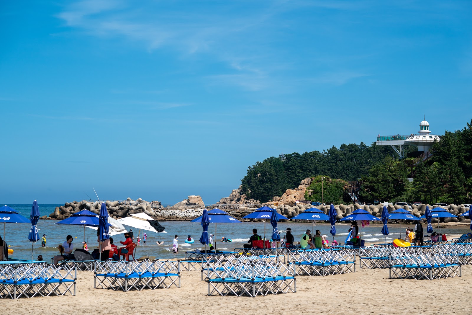 Hajodae Beach的照片 带有碧绿色纯水表面