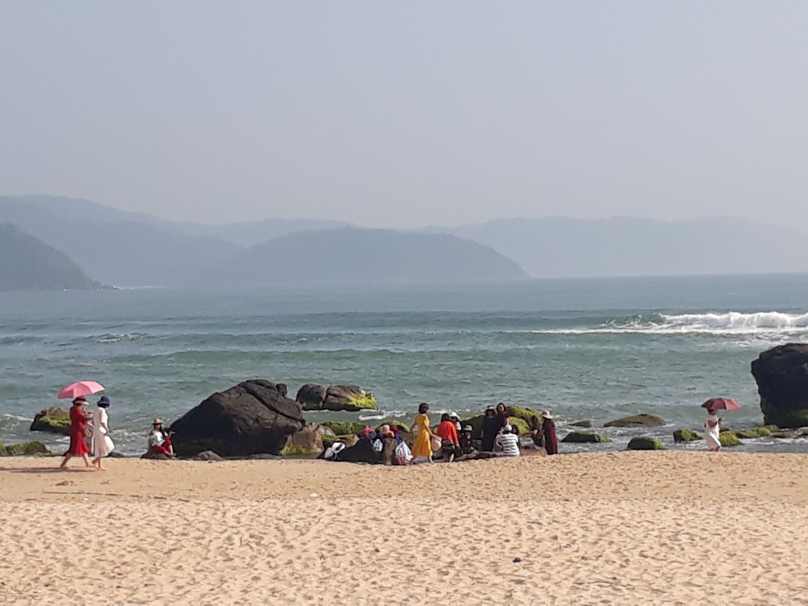 Foto de Nam O Beach - lugar popular entre os apreciadores de relaxamento
