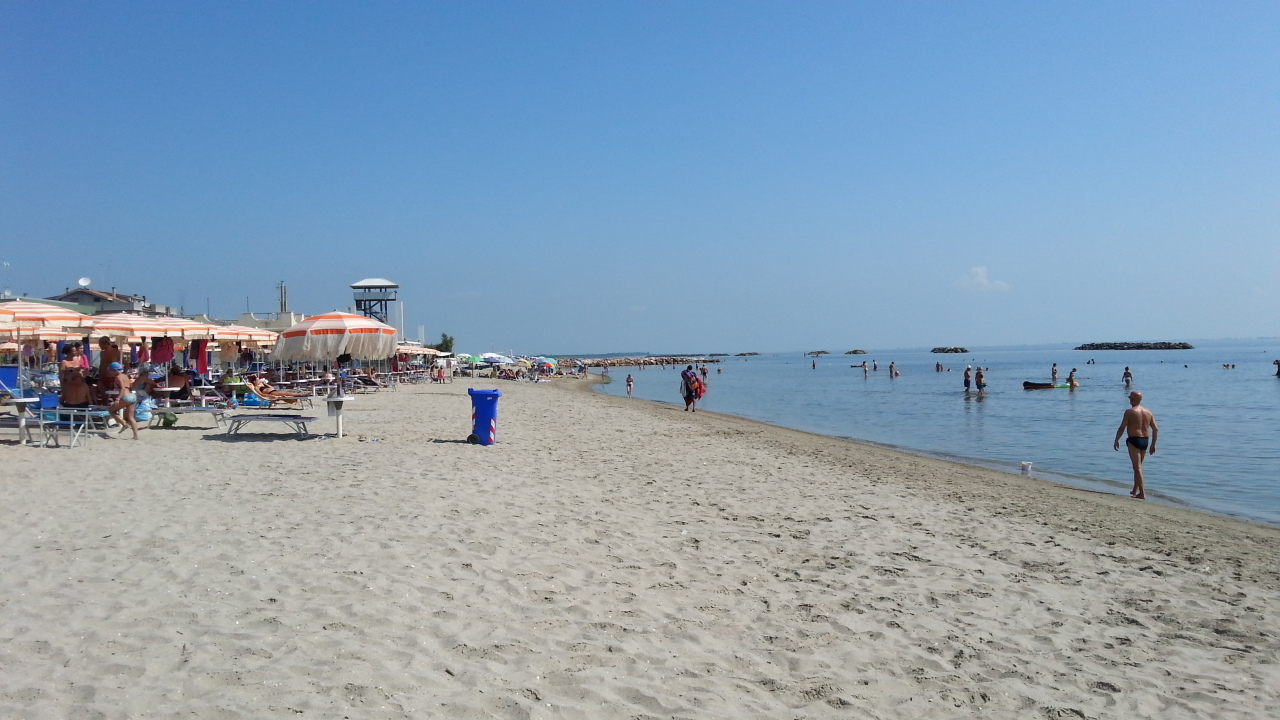 Φωτογραφία του Lido delle Nazioni με φωτεινή λεπτή άμμο επιφάνεια