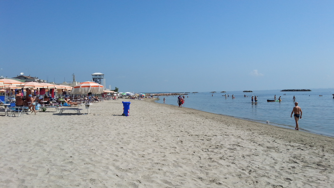 Foto van Lido delle Nazioni met helder fijn zand oppervlakte