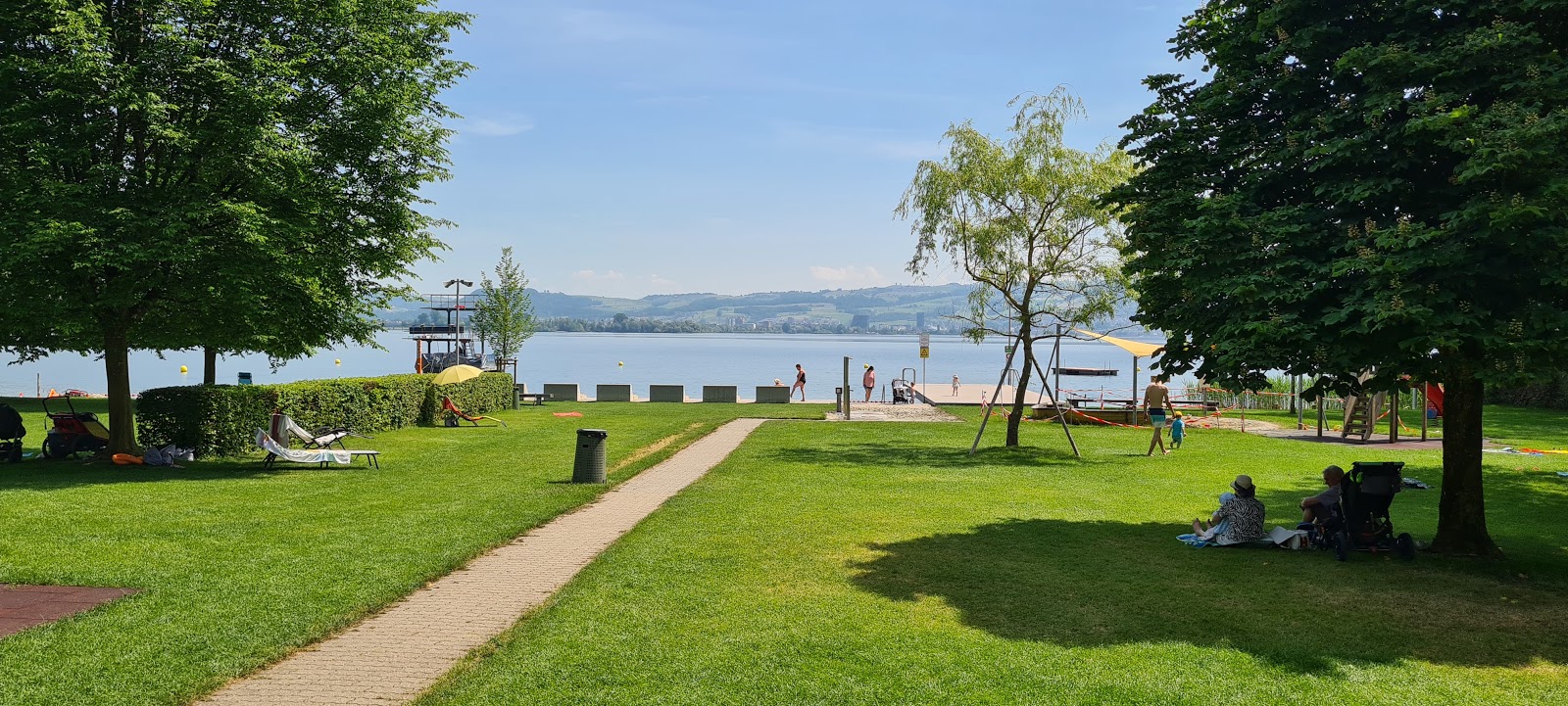 Strandbad Huenenberg'in fotoğrafı - rahatlamayı sevenler arasında popüler bir yer