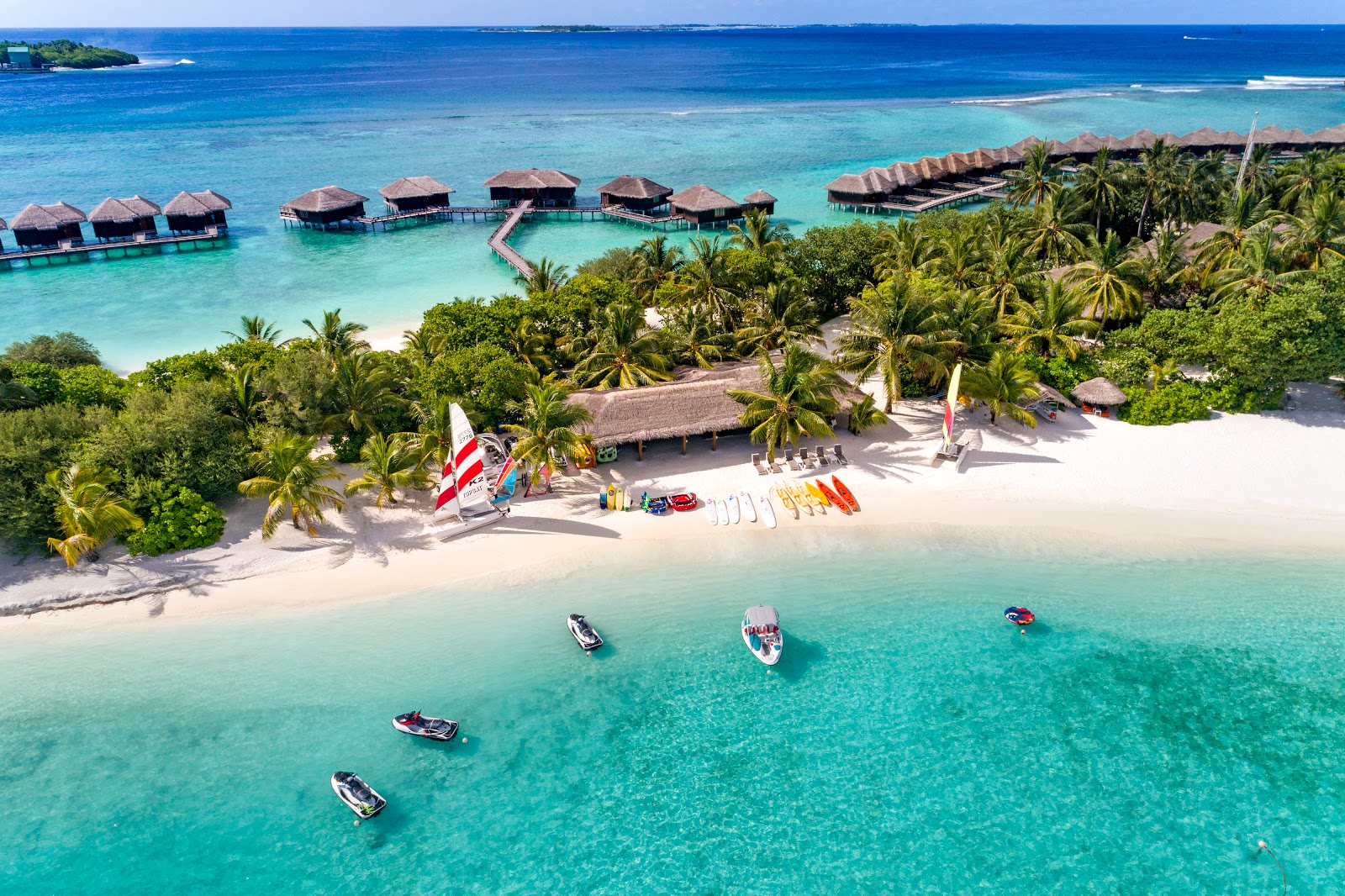 Photo de Sheraton Resort Island avec sable blanc de surface
