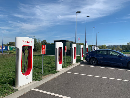 Borne de recharge de véhicules électriques Tesla Supercharger Saint-Victor