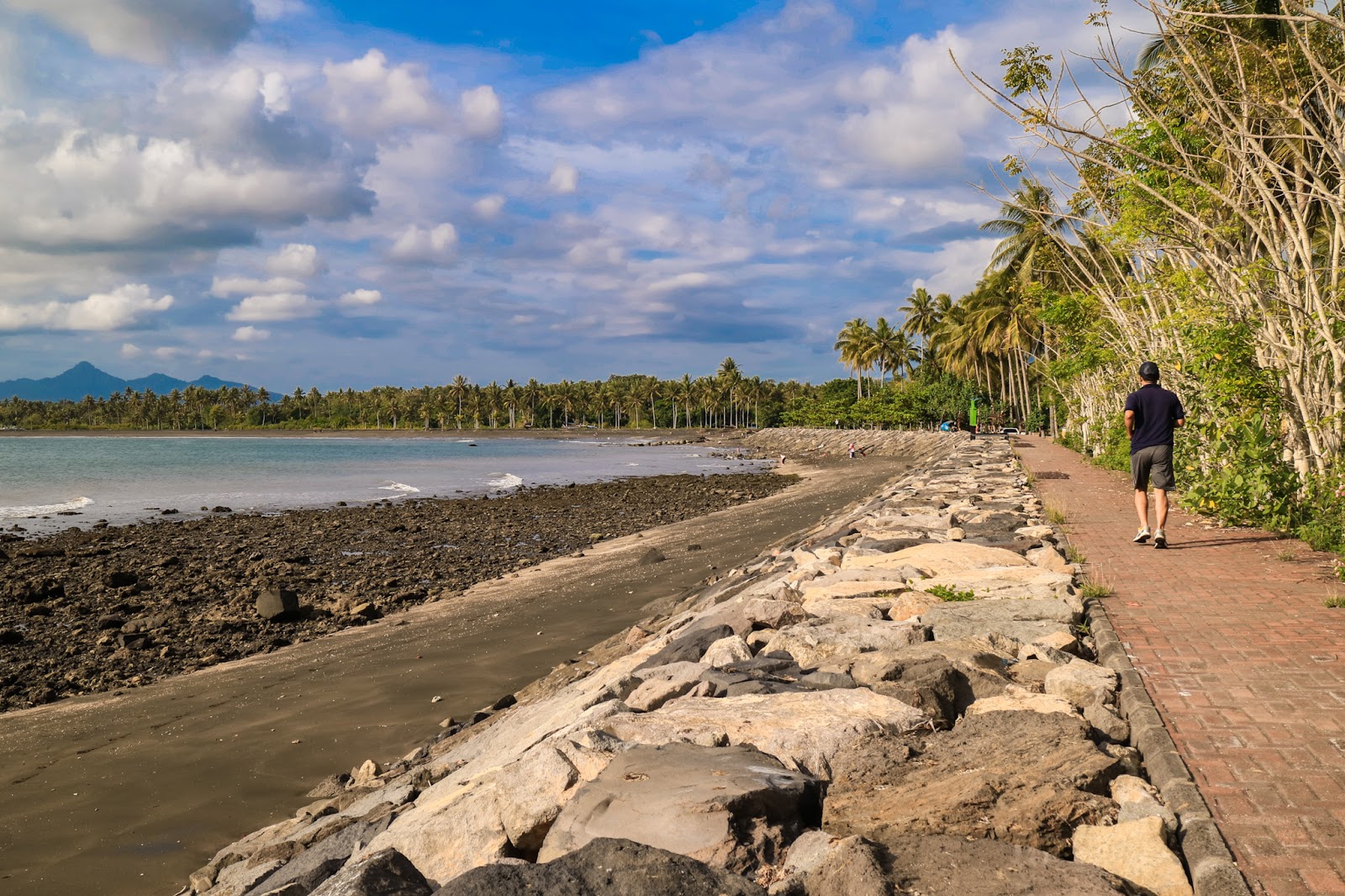 Foto de Baluk Rening Beach com areia marrom e pedras superfície