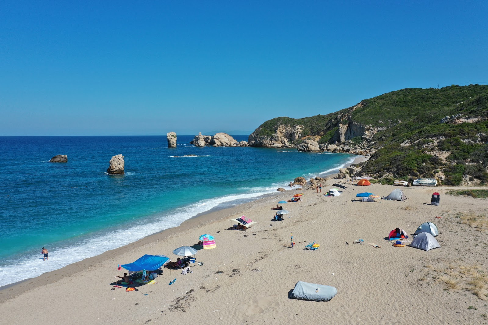 Foto di Melani beach con una superficie del ciottolo fine bianco