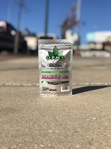 Tobacco Shop «18 Plus Vape & Shop», reviews and photos, 4037 Broadway, Kansas City, MO 64111, USA