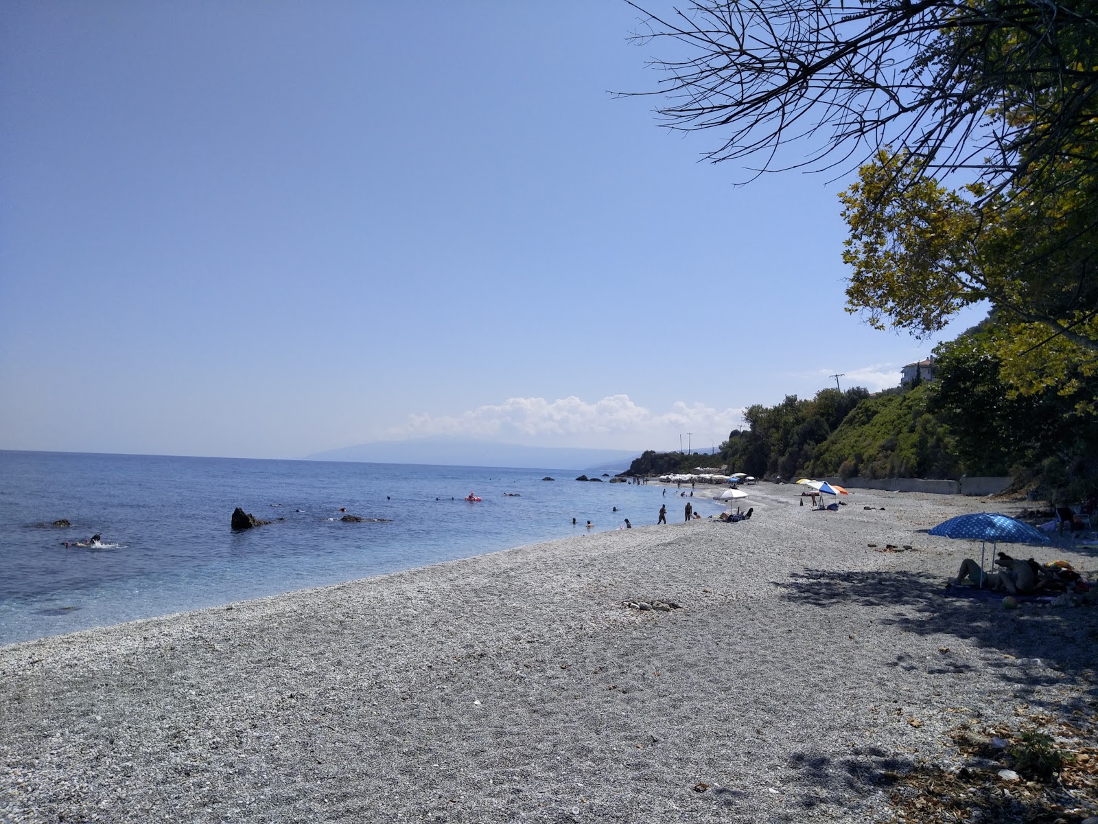 Foto de Vouka beach localizado em área natural