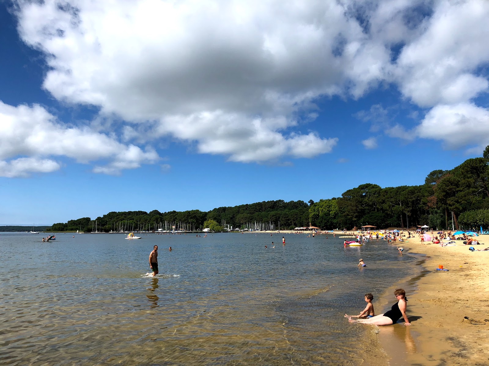 Φωτογραφία του Plage de Cazaux-Lac με μπεζ άμμος επιφάνεια