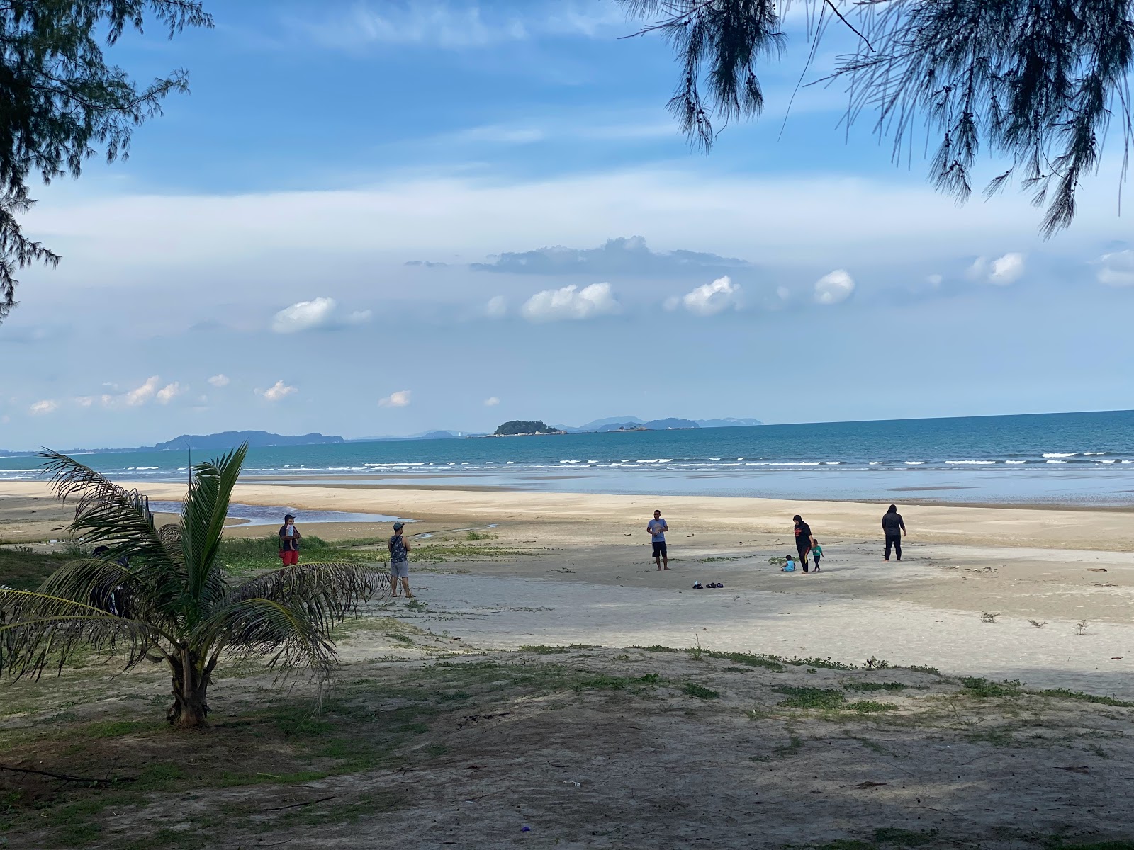 Fotografija Gebeng Kampung Beach z siv pesek površino