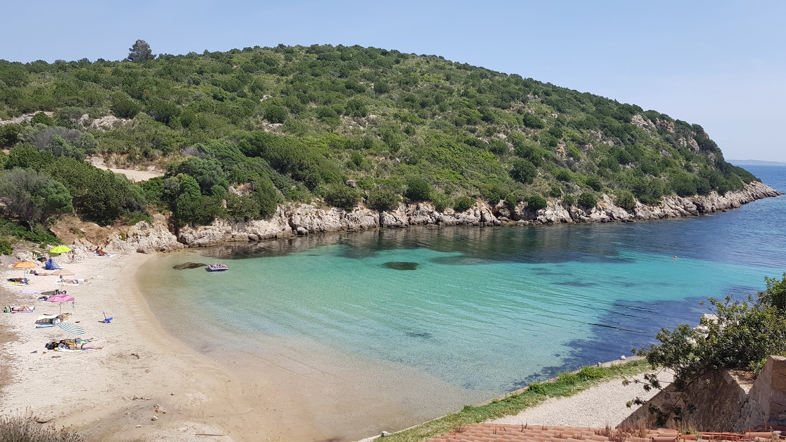 Foto van Cala Moresca Strand met turquoise puur water oppervlakte