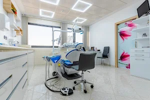 Dentiste Agadir - Dr Asma Kiouane - Chirurgien Dentiste image