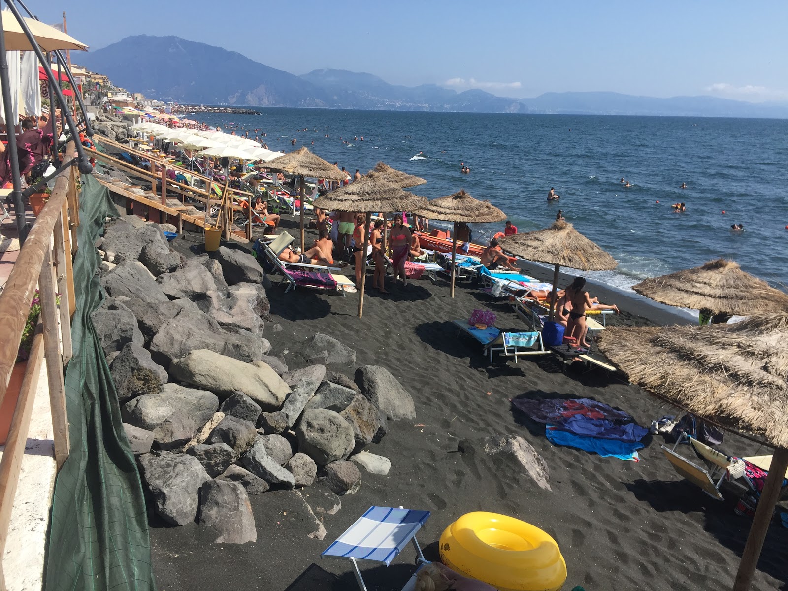 Foto di Spiaggia di via Litoranea con una superficie del sabbia nera