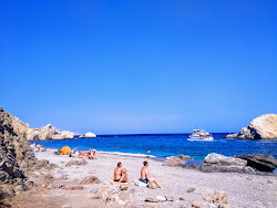 Katergo beach'in fotoğrafı dağlarla çevrili