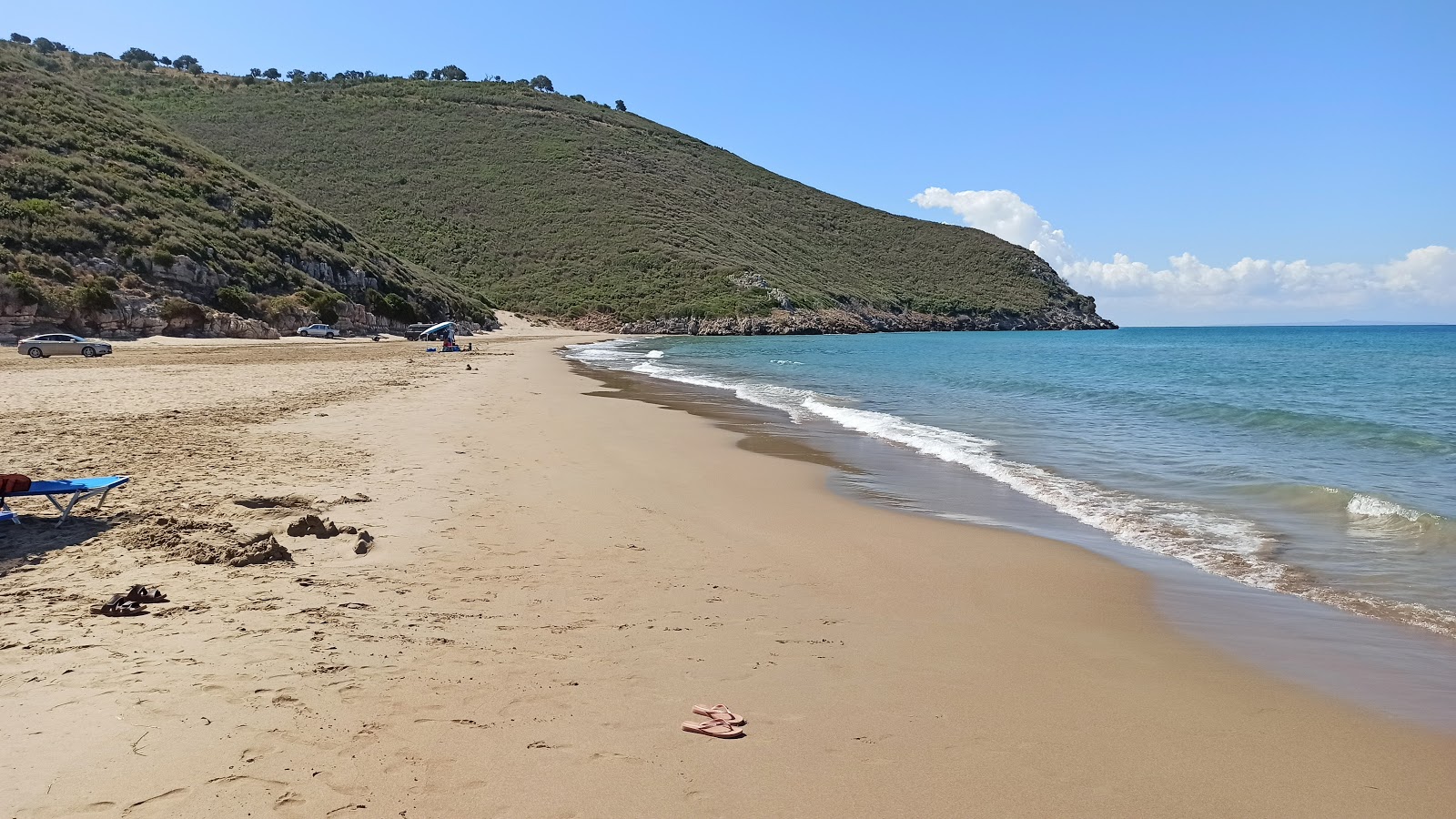 Φωτογραφία του Gianiskari beach με καφέ άμμος επιφάνεια