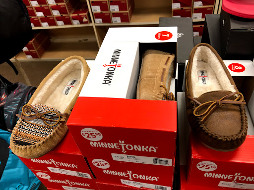 Shoe Store «Famous Footwear», reviews and photos, 40-24 College Point Blvd, Flushing, NY 11354, USA