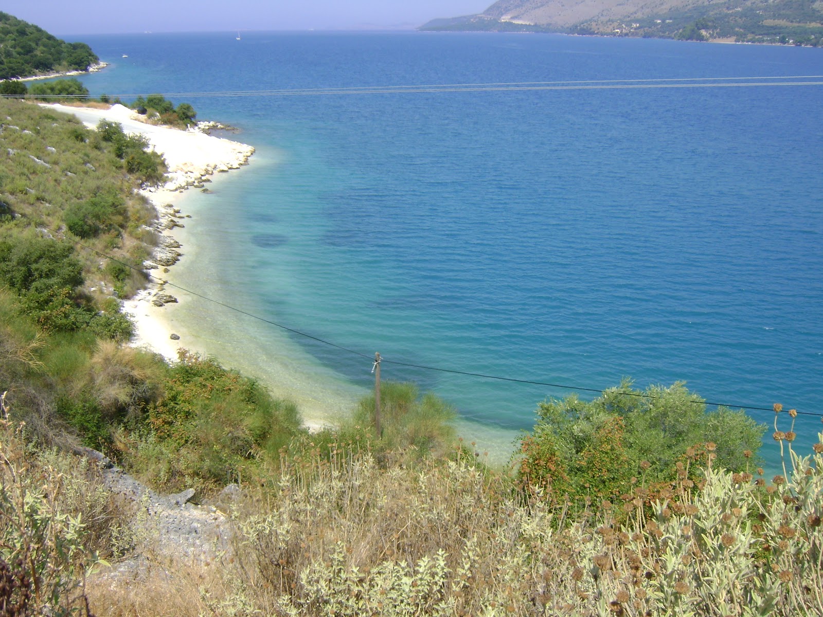 Zdjęcie Plataria wild beach z powierzchnią jasny piasek