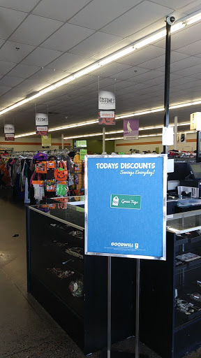Thrift Store «McClintock & Southern Goodwill Retail Store & Donation Center», reviews and photos, 1546 E Southern Ave, Tempe, AZ 85282, USA