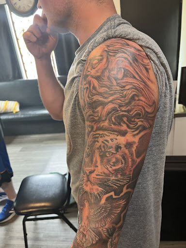 Tattoo Shop «Surreal Tattoo Studio - Kansas City Tattoo Shop», reviews and photos, 1222 W 39th St, Kansas City, MO 64111, USA