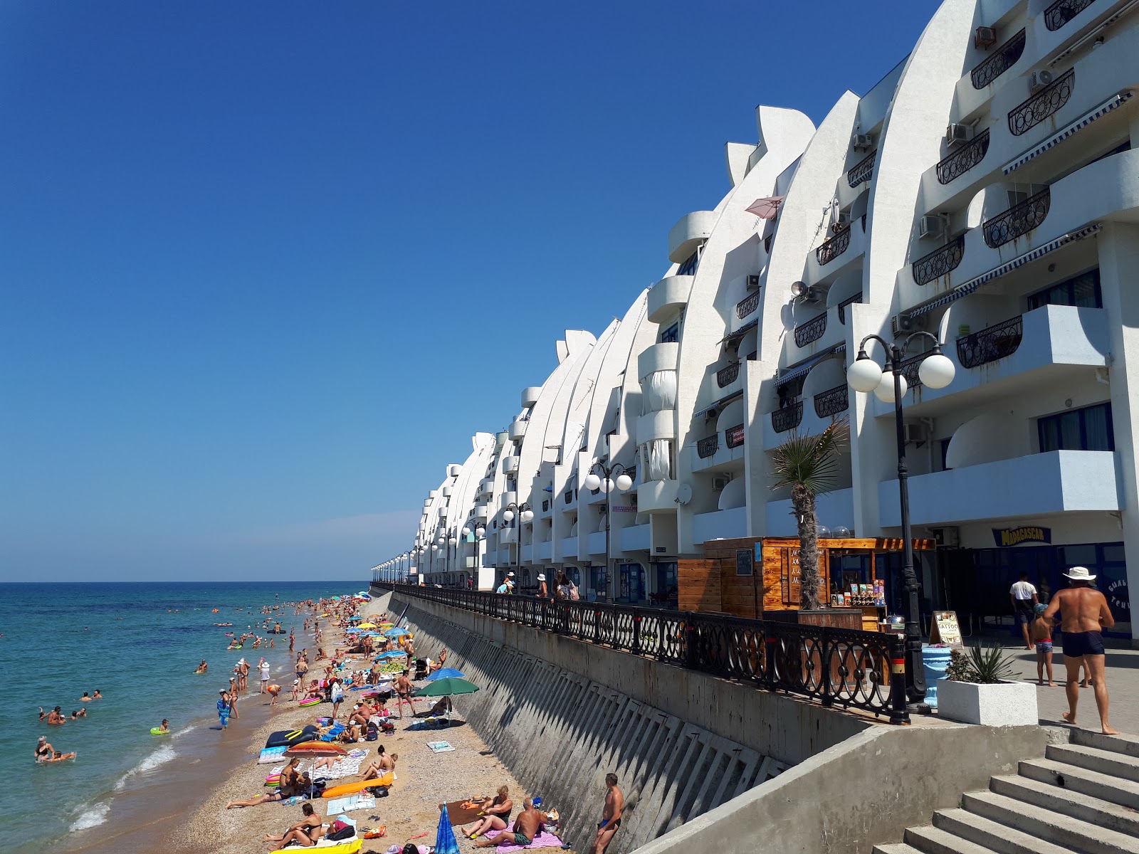 Foto di Kacha beach con una superficie del acqua cristallina