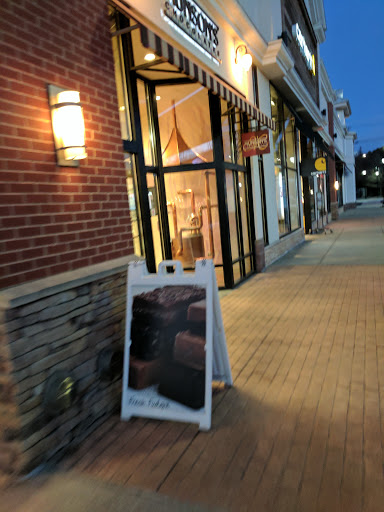 Shopping Mall «The Promenade Shops at Evergreen Walk», reviews and photos, 501 Evergreen Way #503, South Windsor, CT 06074, USA