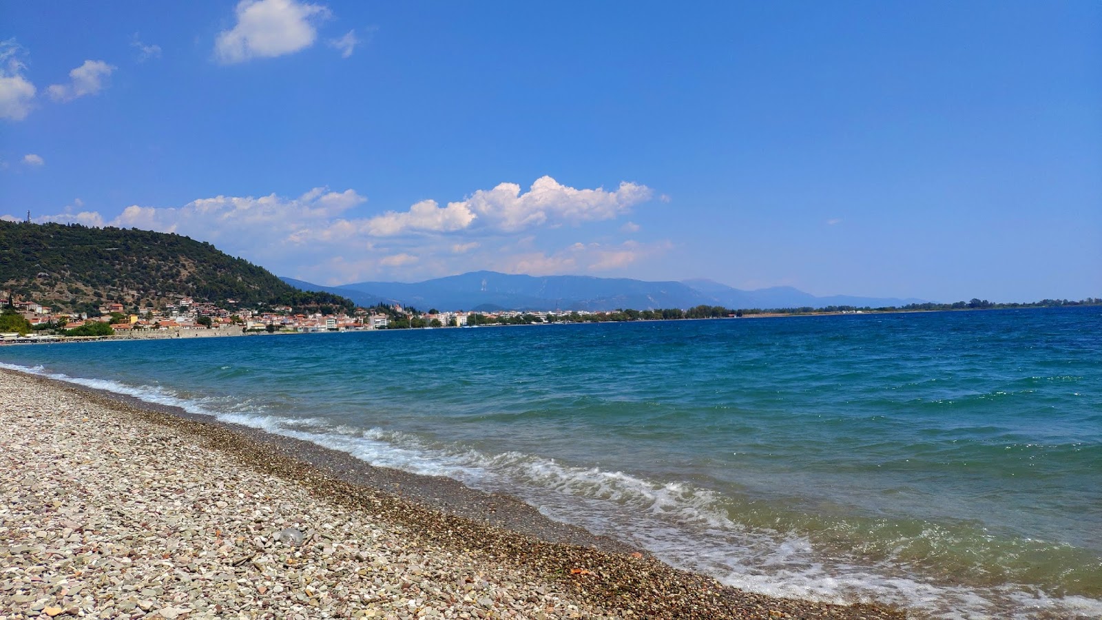 Photo de Nafpaktos psani beach avec l'eau bleu-vert de surface