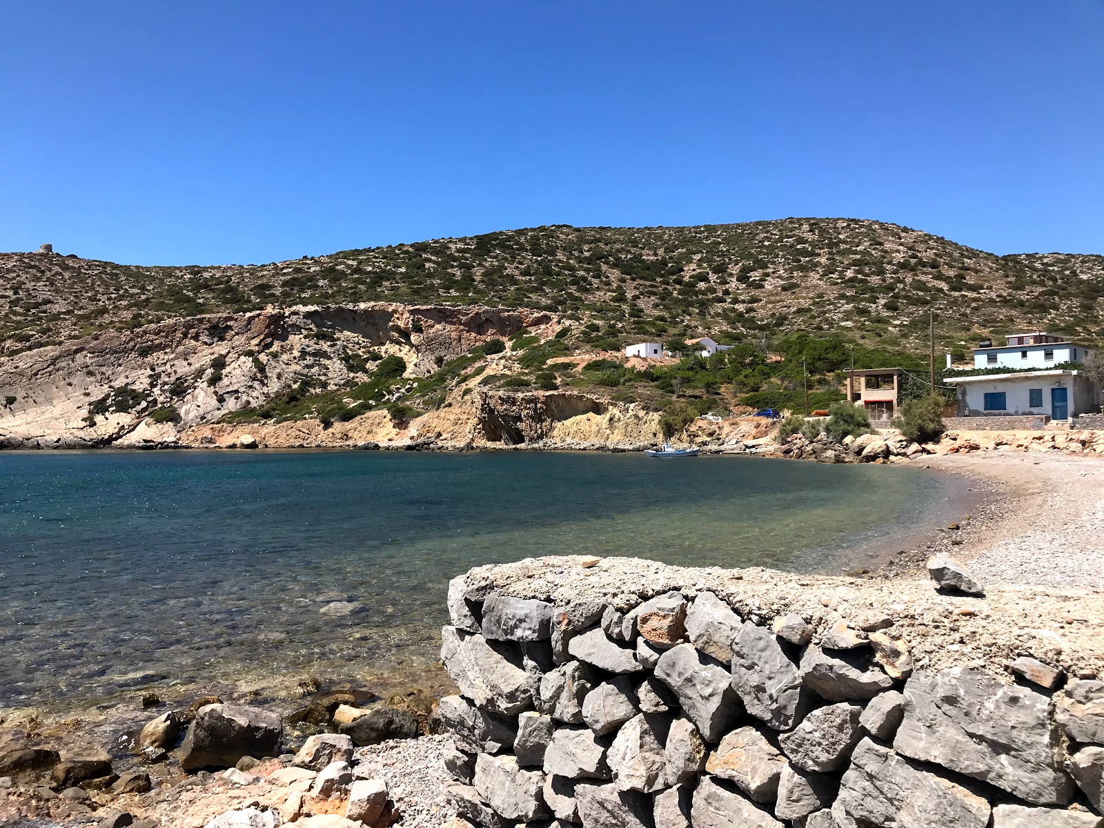 Trachilia beach'in fotoğrafı mavi saf su yüzey ile