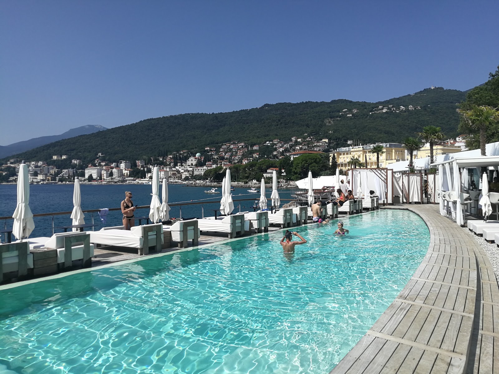 Photo de Opatija beach avec un niveau de propreté de sale