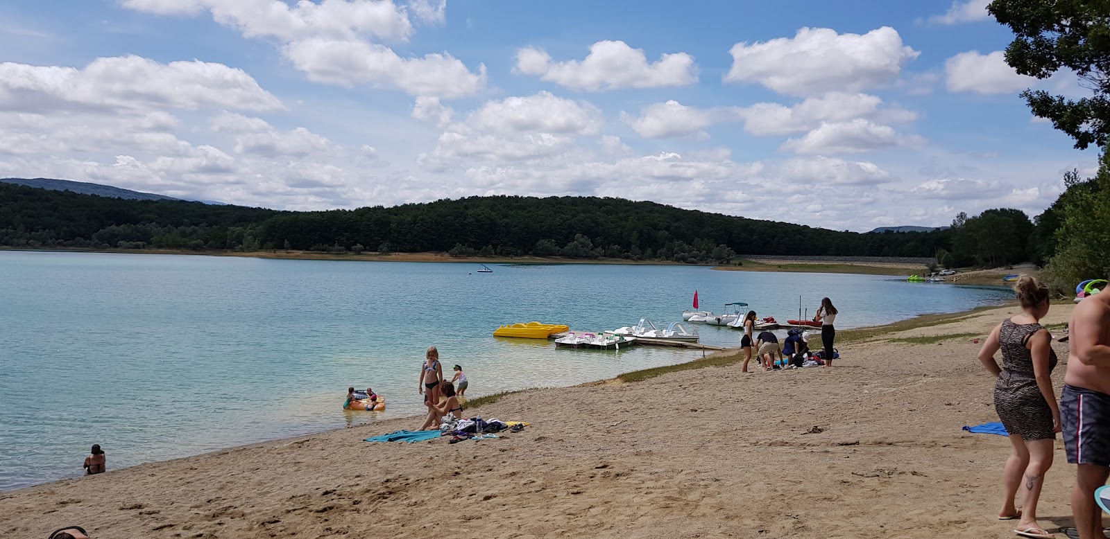 Plage de Leran Montbel'in fotoğrafı geniş bir kıyı şeridi ile birlikte