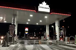 Petro-Canada et Lave-Auto image