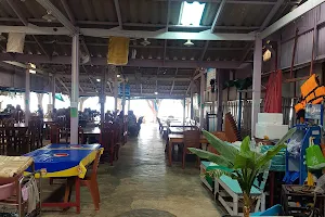 ร้านเจ๊ต้อม ชายหาดแหลมสิงห์ image